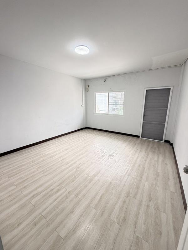 ให้เช่า ทาวเฮ้าส์ 3ชั้น 3ห้องนอน หมู่บ้าน สินทวีแกรนด์วิลเลจน์ รีโนเวท บ้านพร้อมอยู่ บ้านเปล่า โทร 0818218151 4