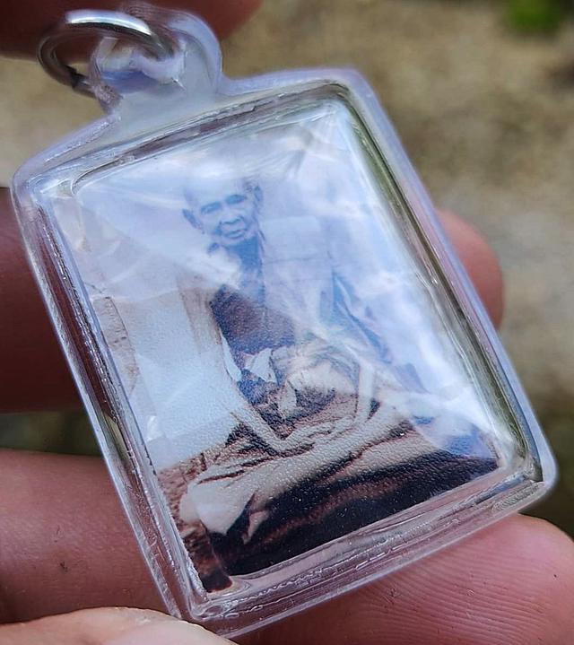 รูปถ่ายซีเปีย หลวงปู่เอี่ยมวัดหนัง รุ่นรับเสด็จ ยกช่อฟ้ามหามงคล ปี 2554 3