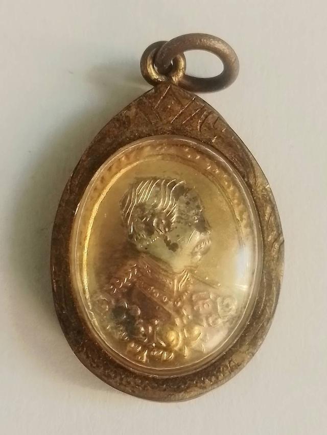 เหรียญสามกษัตริย์รัชกาลที่ 5 หลังหลวงพ่อโสธร เลี่ยมเก่าจากวัด พร้อมแขวน 2