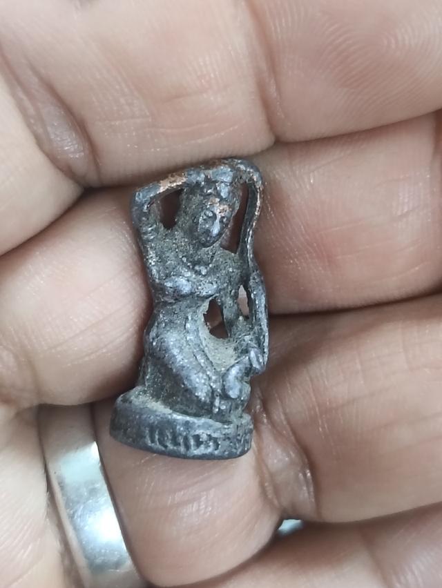 รูปหล่อพระแม่ธรณีบีบมวยผม ไม่ทราบที่ เนื้อทองเหลืองเก่า น่าสะสม