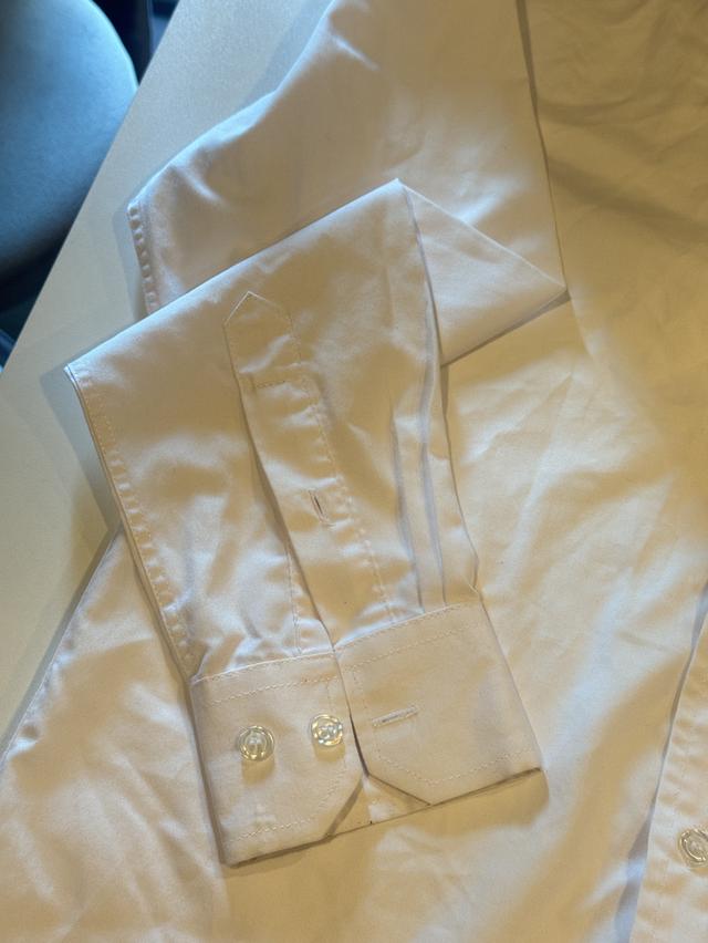 เสื้อเชิ้ตสีขาวแขนยาว ยี่ห้อ BP หล่อๆ