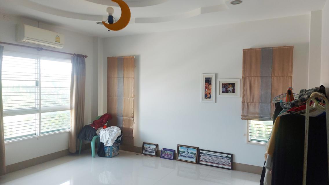 บ้านเดี่ยว 2 ชั้น 5 ห้องนอน 4 ห้องน้ำ ห้องครัว ห้องรับแขก  ระเบียงดาดฟ้า บ่อปลาคราฟ ปั้มน้ำ ถ้งเก็บน้ำ ซักล้าง สวน แอร์ 5 ตัว มุ้งลวดพร้อมม่าน 14