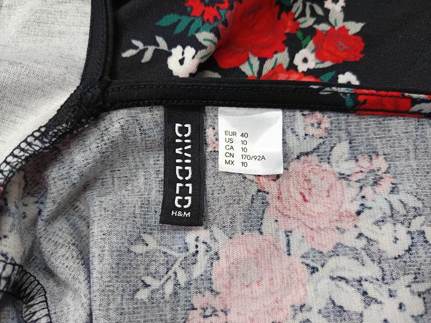 USED H&M - Black Floral Flare Mini Dress | เดรสสั้นสีดำ สีแดง เดรสระบาย ลายดอก แขนกุด โชว์หลัง สายฝอ แท้ มือสอง