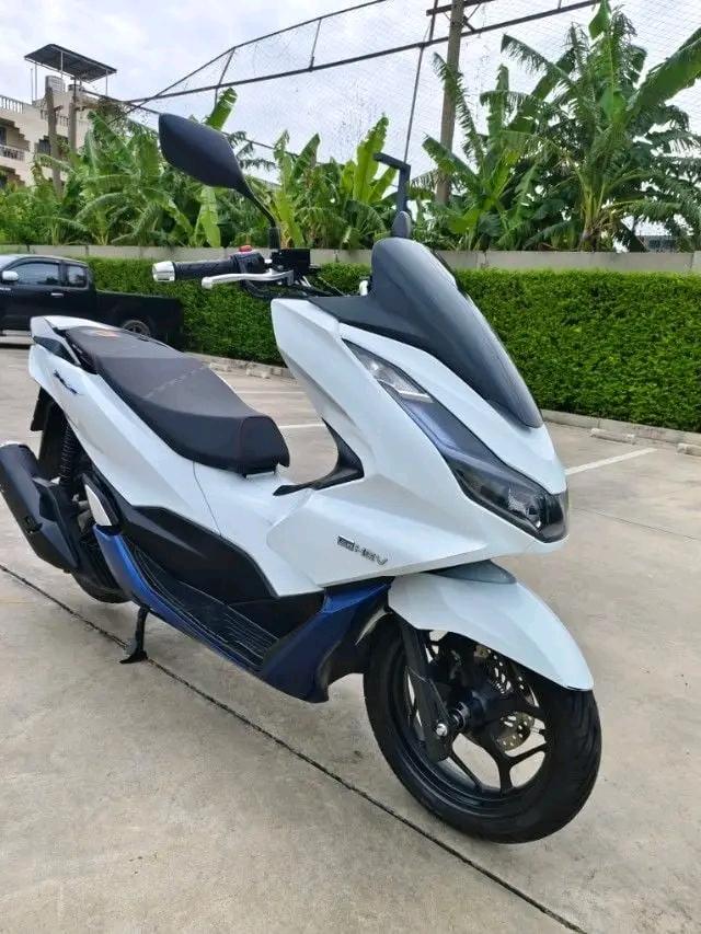 Honda PCX สีขาว 2