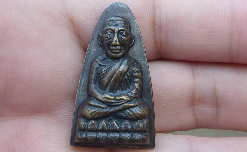 หลวงปู่ทวดพิมพ์ใหญ่หลังหนังสือ