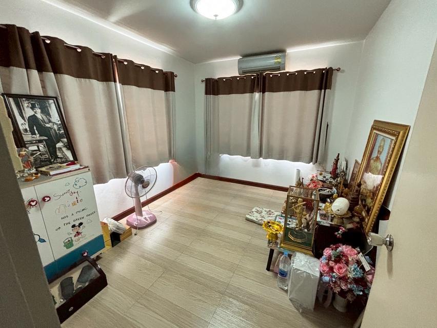ขายบ้าน ถนน โพธิ์แก้ว  ซอย ลาดพร้าว101 เชื่อมต่อ  ถนน นวมินทร์ เดินทางไปเส้น เลียบทางด่วนรามอินทรา และ ถนนเกษตรนวมินทร์ 13