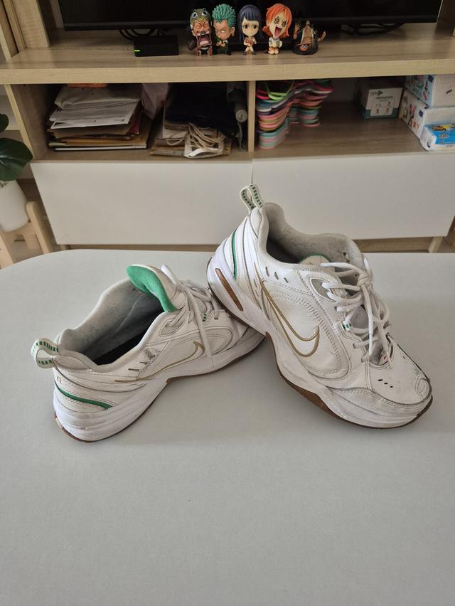 รองเท้า Nike air monarch
