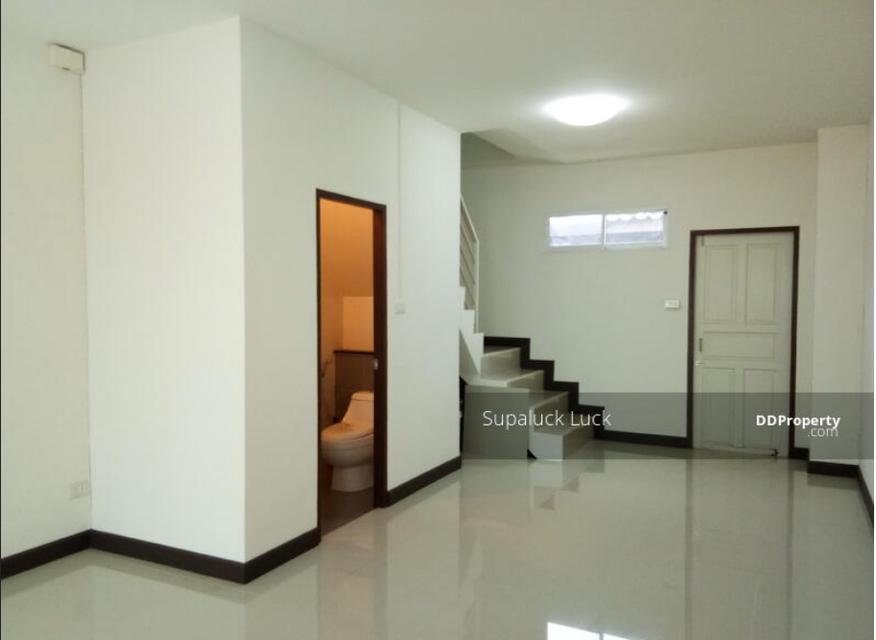 ขายทาวน์เฮ้าส์ 3 ชั้น ทำเลดี ใกล้ BTS/MRT บางหว้า (บางแวก 69 แยก 3) หน้ากว้าง 6 เมตร จอดรถได้ 2 คัน พร้อมเข้าอยู่ 2