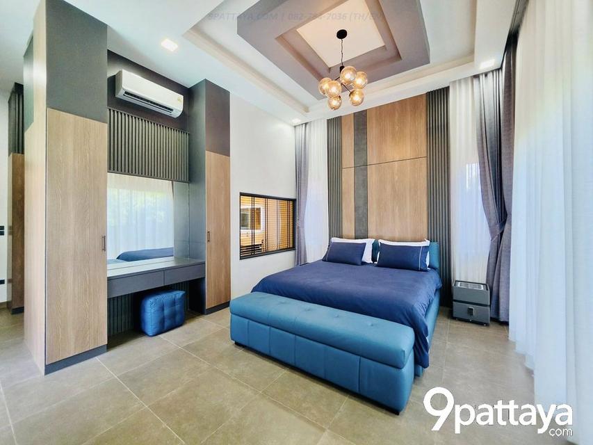 Mabprachan Pool Villa – บ้านหรูติดธรรมชาติ ใกล้อ่างมาบประชัน | Luxury Pool Villa Near Mabprachan Lake  3 ห้องนอน | 4 ห้องน้ำ • ห้องนั่งเล่น เพดานสูง 7