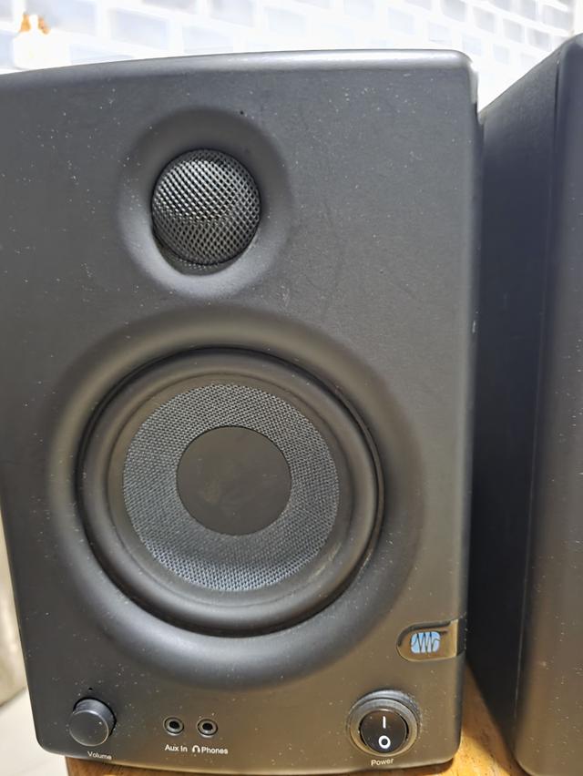 ลำโพงรุ่นนี้คือ PreSonus Eris E4.5 ซึ่งเป็นลำโพงสตูดิโอมอนิเตอร์ (Studio Monitor) รูปที่ 2