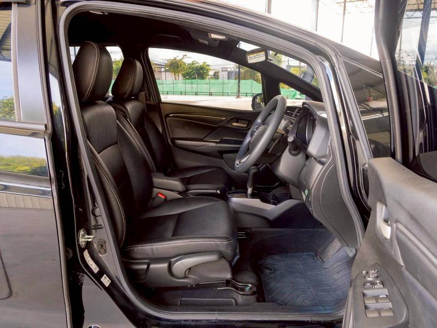 Honda Jazz 1.5RS ปีจด 2019 เข้าศูนย์ทุกระยะ 18
