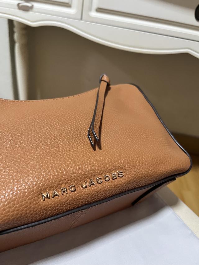“Marc Jacobs Soft Shoulder Bag หนังแท้ สายโลโก้ สีน้ำตาล” รูปที่ 10