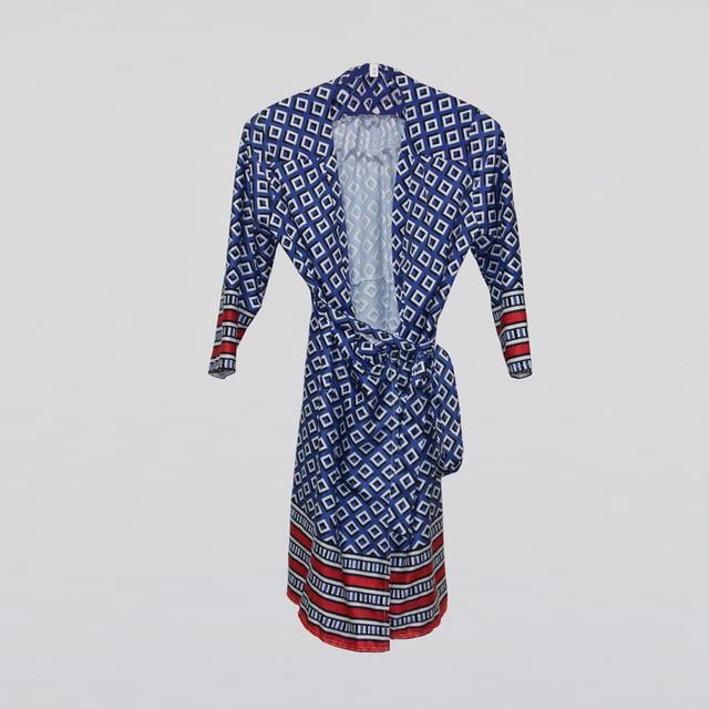 เดรสพันหน้าพิมพ์ลายกราฟิกสีนํ้าเงิน (Blue Geometric Print Wrap Dress)@SP031
