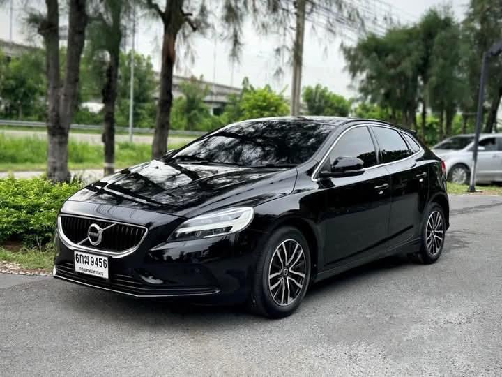 Volvo V40 สีดำ