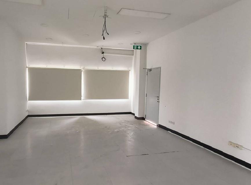 ให้เช่าอาคารสำนักงาน 3 ชั้น พื้นที่ใช้สอย 1250 ตารางเมตร ทำเล ริมถนนวิภาวดี-รังสิต ใกล้เซียร์รังสิต / พื้นที่จอดรถ 15 คัน 8