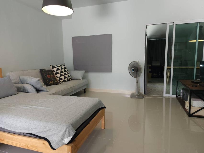 หมู่บ้าน เดอะคัลเลอร์วงแหวน รามอินทรา2 ซ.สุเหร่าคลองหนึ่ง 15 บางชัน คลองสามวา กทม. ขนาด 25.90\ตารางวา 3นอน 2ห้องน้ำ เตียง +แอร์ 2ห้องนอน พร้อมต่อเติ 14