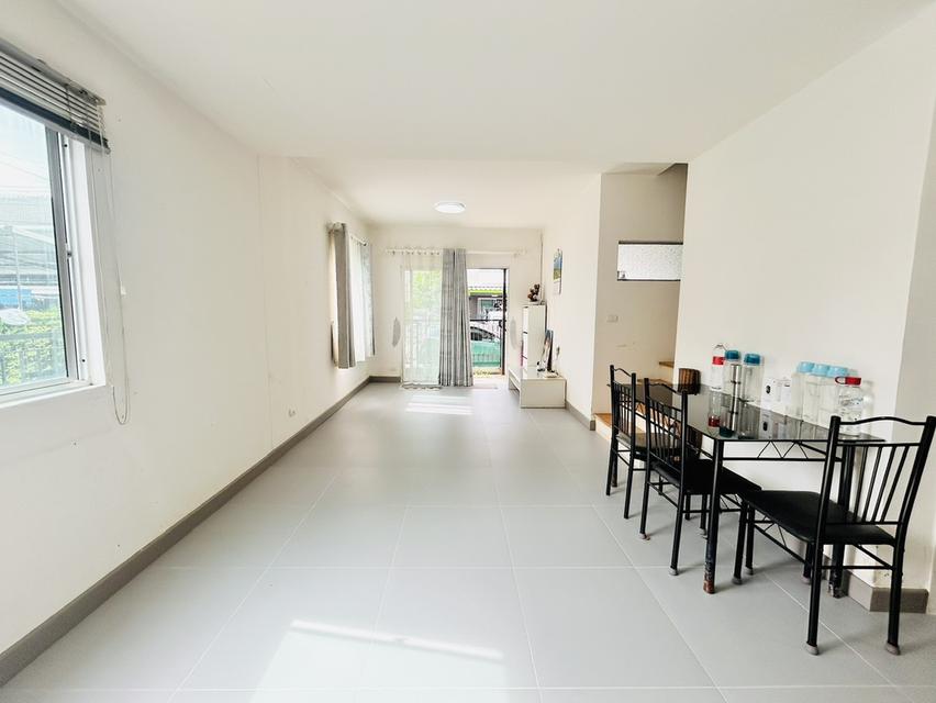 ทาวน์เฮ้าส์ 2 ชั้น 3 ห้องนอน 2 ห้องน้ำ 4