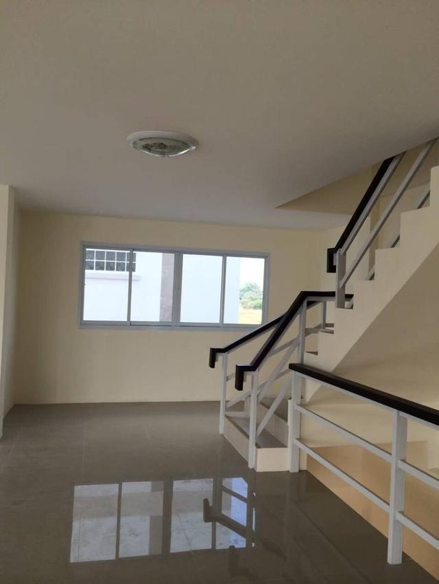 ขายอาคารพาณิชย์สามชั้น 2 คูหา ห้องหัวมุม แยกหนองตาโพน อ.เมือง จ.อุบล 86 ตรว. ตึกใหม่ไม่เคยเข้าอยู่ 12