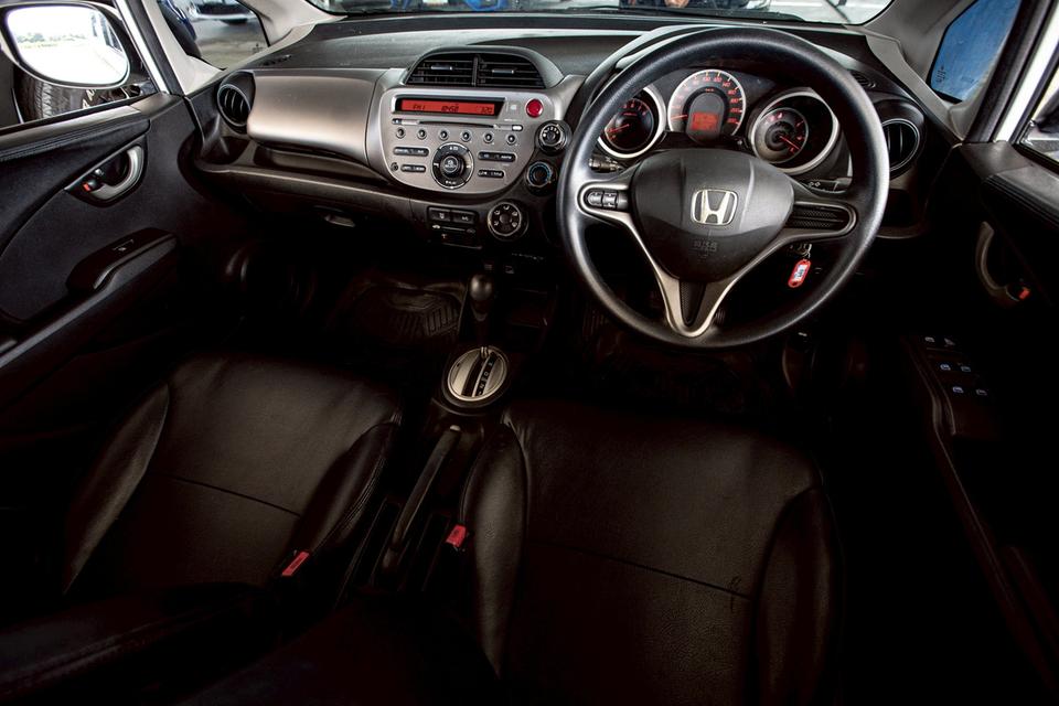 Honda Jazz 1.5 V ปี 2013 AT สีขาว สวยสภาพดี 16