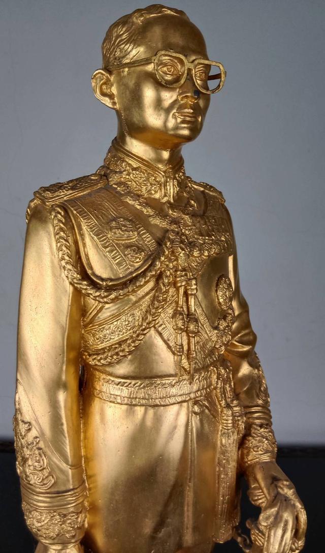 9.พระบรมรูปหล่อโลหะในหลวงรัชกาลที่9 พระบาทสมเด็จพระปรมินทรมหาภูมิพลอดุลยเดช(ทอง) 9