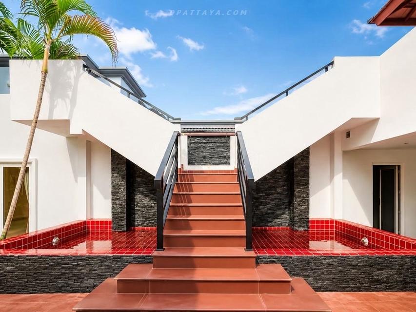Siam Royal View Pattaya, an exclusive residential project positioned on one of Pattaya’s high viewpoints. Spacious private residence with large living 9