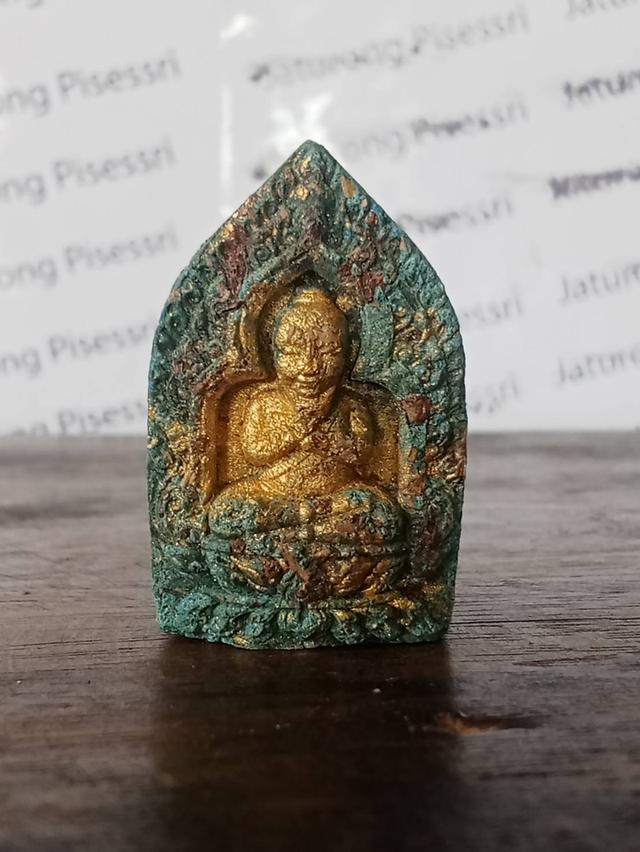 เจ้าสัวน้อยปิ่นเพชร เนื้อผงเทพรัญจวนปักบรอนทองโรยผงพรายกุมารผงหมื่นพรายพิมพ์หลังแบบ
