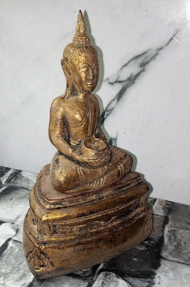 พระบูชาไม้แกะทาทองเก่า องค์พระปางนั่งอุ้มบาตรองค์พระและฐานถอดออกจากกันได้ ขนาดหน้าตัก3นิ้ว ความสูง 7นิ้ว สภาพสวยสมบูรณ์ค่ะ
