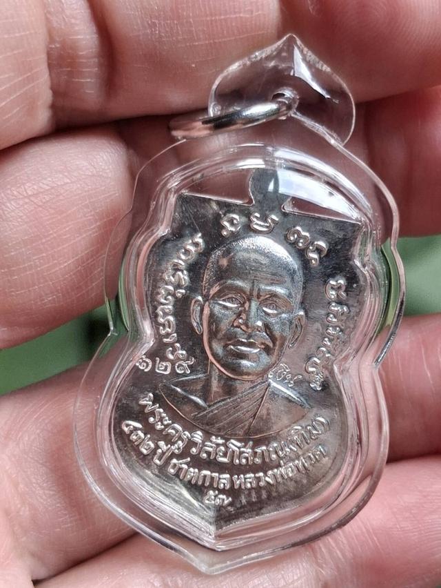 เหรียญเสมาหลวงพ่อทวด พิมพ์เสมาหน้าเลื่อน โบราณย้อนยุค หลังอาจารย์ทิม เนื้อเงิน บล็อกช้างปล้อง รัดประคตเต็ม รุ่น 432 ปี หมายเลข ๑๒๙ รูปย่อยที่ 2