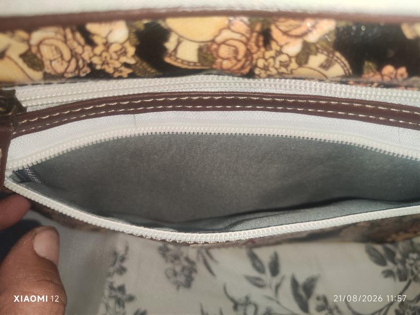 กระเป๋าสะพาย ทรง Crossbody ลายนาฬิกาและดอกกุหลาบวินเทจ มีช่องซิปใช้งานได้หลายช่อง วัสดุผ้าเคลือบเงา (PVC/Oilcloth) ทำความสะอาดง่าย สถาพกระเป๋าใหม่ รูปที่ 11
