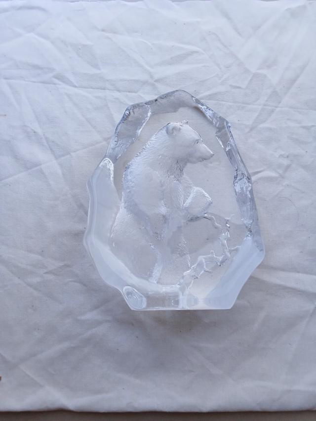Sculpture North-pole Bear on Crystal