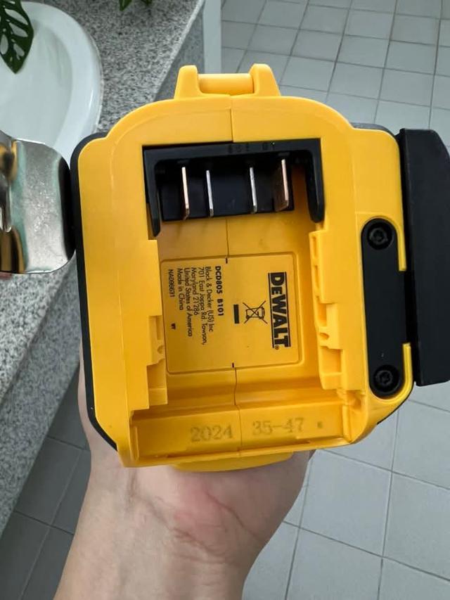 สว่านกระแทก DeWalt  10