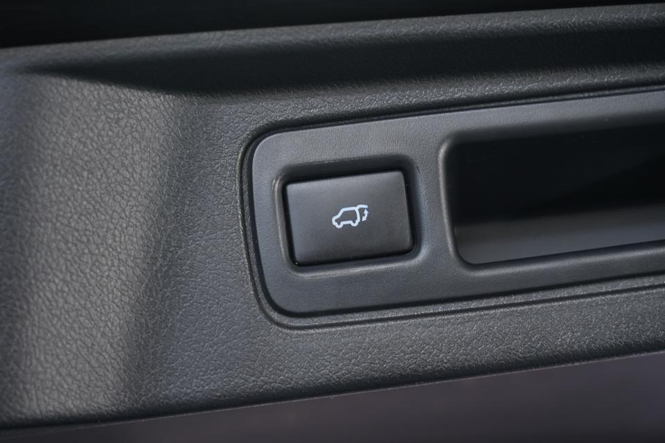 2020 TOYOTA FORTUNER 2.4 V 2WD SUV สีดำ เลขไมล์ 85055 กม. 18