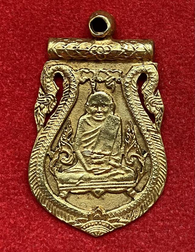 เหรียญเสมาฉลุ หลวงปู่เอี่ยม วัดหนัง เนื้อทองโบราณ 1