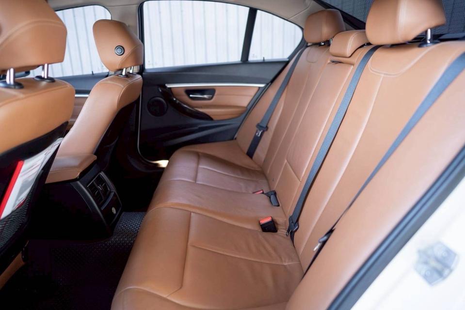 BMW 320d F30  ปี 2015 รูปที่ 13