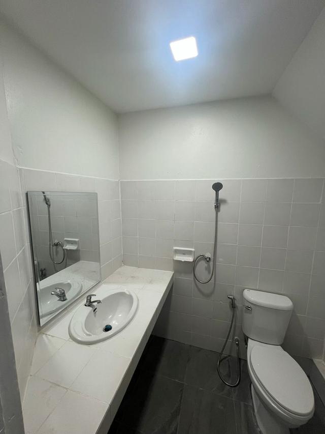 ขายทาวน์เฮาส์ 2 ชั้น เนื้อที่ 18 ตรว. ถนนเมน หมู่บ้านพนาสนธิ์ 6 ถนนนิมิตใหม่ 7 แขวงมีนบุรี เขตมีนบุรี กรุงเทพมหานคร  12