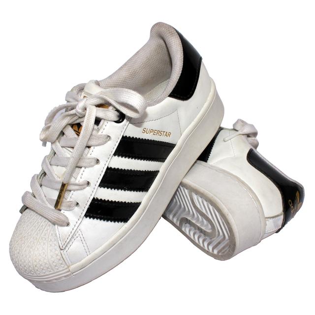 Adidas รองเท้าผ้าใบมือสอง Superstar สีขาว สภาพงามๆ จัดส่งฟรี!!! เก็บปลายทาง
