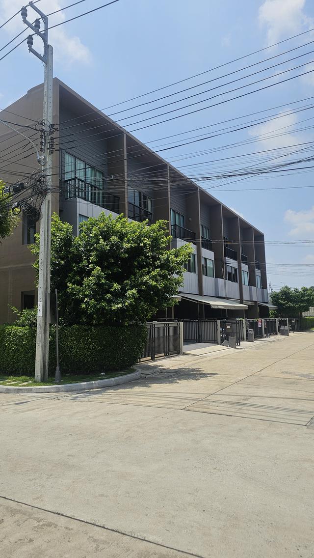 หมู่บ้าน บ้านกลางเมือง  ซอยกาญจนาภิเษก 23 แขวงทับช้างเขตสะพานสูง กรุงเทพฯ เลขที่ 99/51 ทาวน์โฮม 3 ชั้น 3 ห้องนอน 3 ห้องกินข้าวและห้องครัว ต่ 2