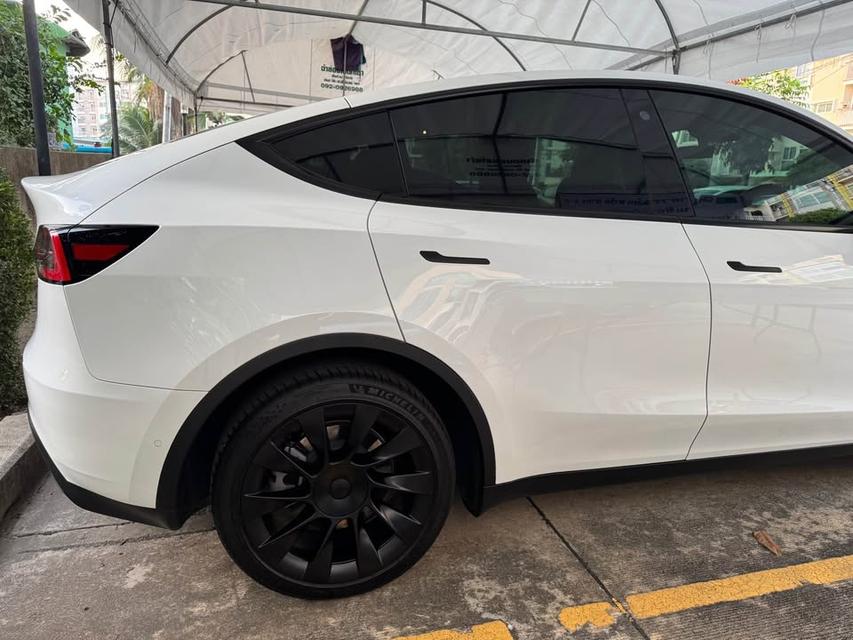 Tesla Model Y สีขาว 7