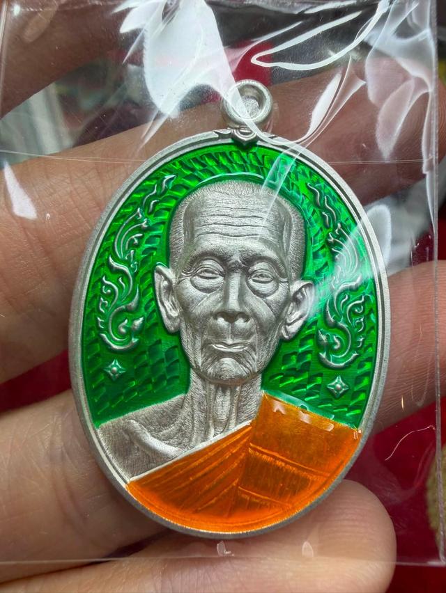 เหรียญรูปเหมือนหลวงปู่โต๊ะ รุ่นบารมีเศรษฐี ปี67 เนื้อเงินบริสุทธิ์แท้ ลงยาเขียว