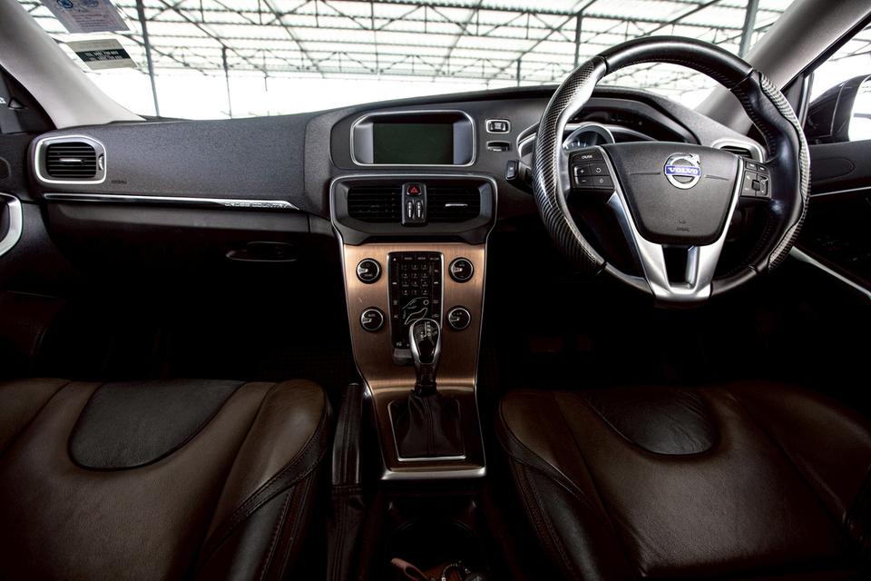 Volvo V40 T5 Cross Country 2.0 Turbo T5 ปี 2015 สีดำ ของแต่งหลักแสน 16