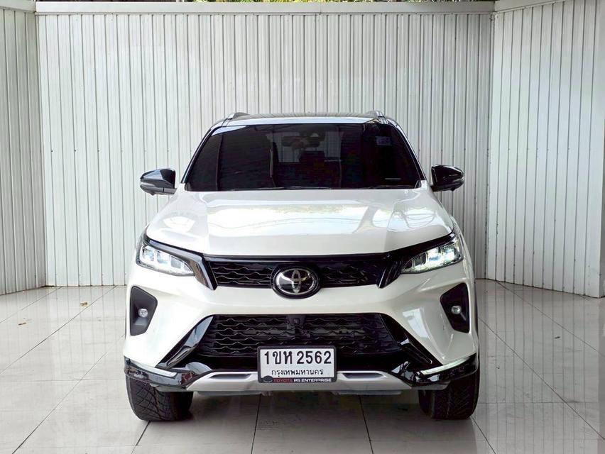 TOYOTA FORTUNER 2.8 LEGENDER BLACK TOP 4WD ปี 2021 สีขาว ดำ โฉม ปี15-ปัจจุบัน รูปที่ 2