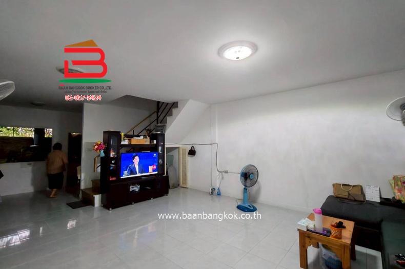 ทาวน์เฮาส์ หมู่บ้าน อยู่เจริญ 5 (รังสิต-นครนายก 74) ติดถนนไสวประชาราษฎร์ เนื้อที่ 21.6 ตารางวา ใกล้ตลาดกลางลาดสวาย ตำบลลาดสวาย อำเภอลำลูกกา จังหวัดปทุ 6