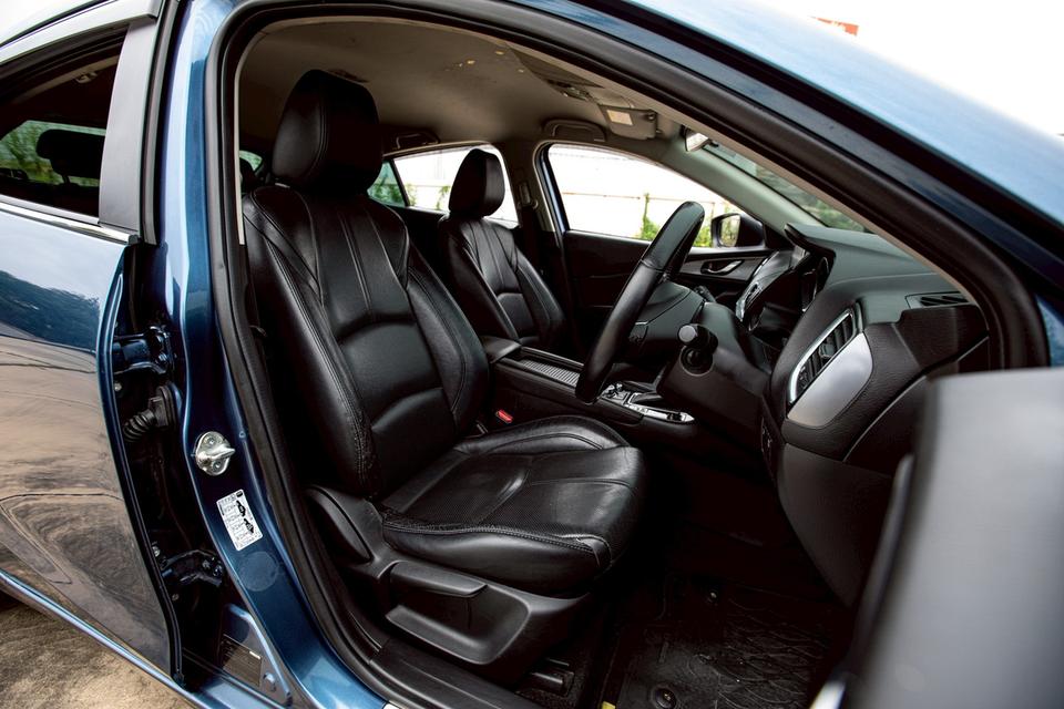 Mazda3 Skyactiv 2.0S MNC ปี 2018 สีเงิน มือเดียวป้ายแดง 11