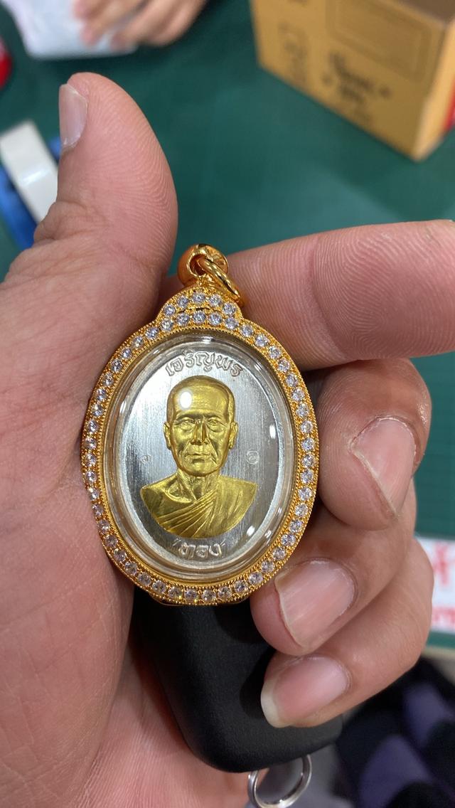 หลวงพ่อทองเนื้อเงินหน้ากากทองคำ