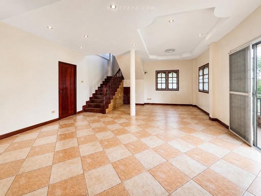 Urgent Sale — Detached House in Pong, Bang LamungDetached house for urgent sale in Pong, Bang Lamung. Spacious land plot with large parking area 5