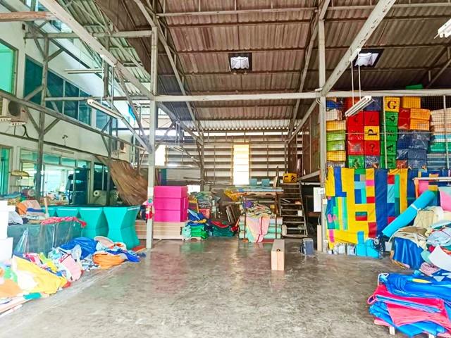 รถไฟฟ้า ตลาดมีนบุรี 1.5 กม.ให้เช่าด่วน อาคารพาณิชย์ 3ชั้น และ โกดัง รวม 1390ตรม.บนพื้นที่ 1 ไร่ ย่านมีนบุรี 4