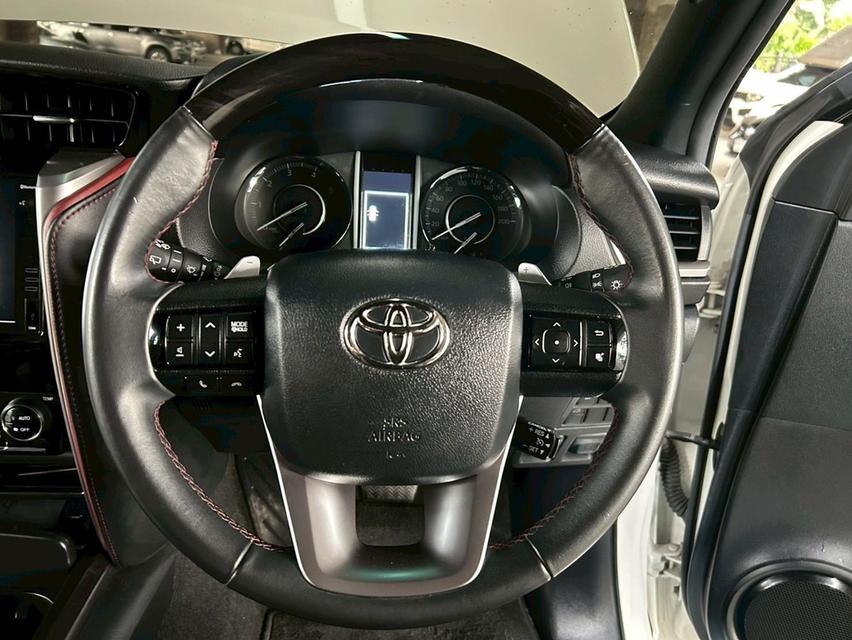Toyota Fortuner 2.4 Legender 2WD AT ปี 2022 14
