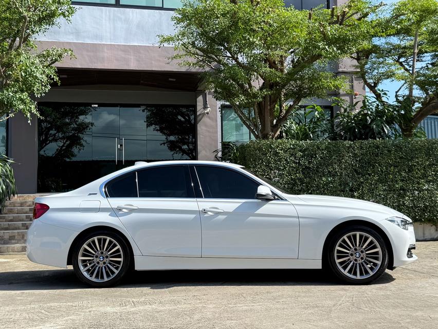 2018 BMW SERIES 3 F30 LCI รถมือเดียวออกป้ายแดง สภาพป้ายแดง รถวิ่งน้อยเพียง 50,000 กม รถไม่เคยมีอุบัติเหตุครับ 2