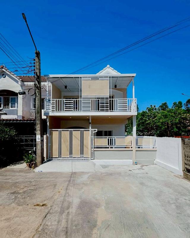 หมู่บ้านบัวทองธานีพาร์ค  (ตรงข้ามสมบัติบุรี) นนทบุรีทาวน์เฮาส์ 2 ชั้น หลังมุมใน  มีพื้นที่ระเบียงนั่งพักผ่อนหรือจัดสวนเล็กๆ ได้ ตกแต่งใหม่พร้อมอยู่ 1