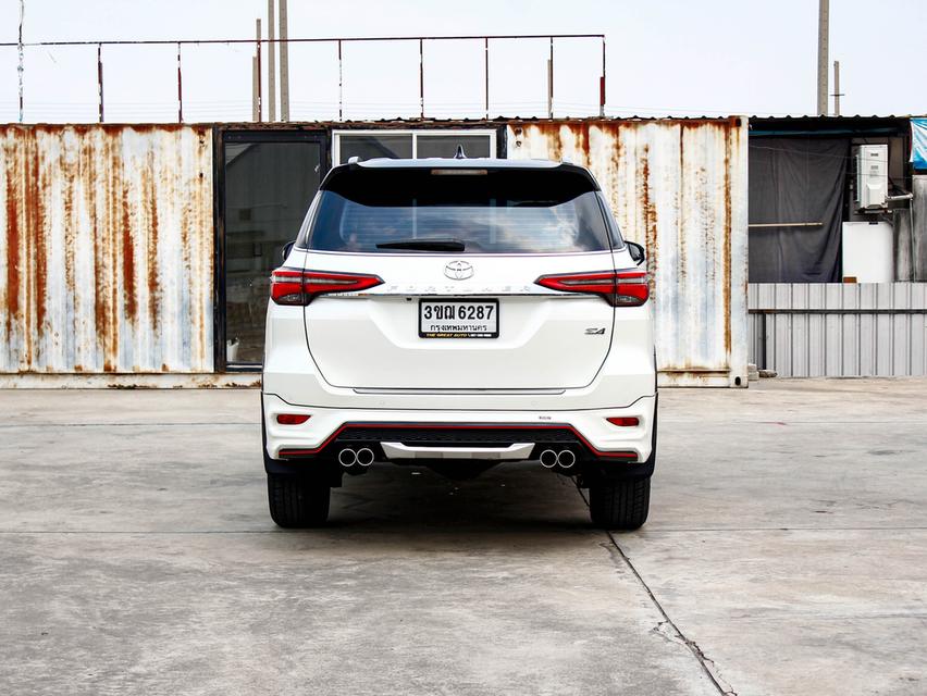 TOYOTA FORTUNER 2.4 V 4WD LEADER ปี 2022 โฉม ปี 15-ปัจจุบัน เครื่องดีเซล เกียร์ Auto สีขาว 7 ที่นั่ง ไมล์แท้เพียง 54,809 km. 5